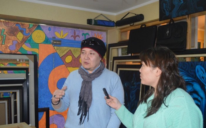 Зураач Ж.Ойлан: Хөх өнгөнөөс үнэр үнэртдэг